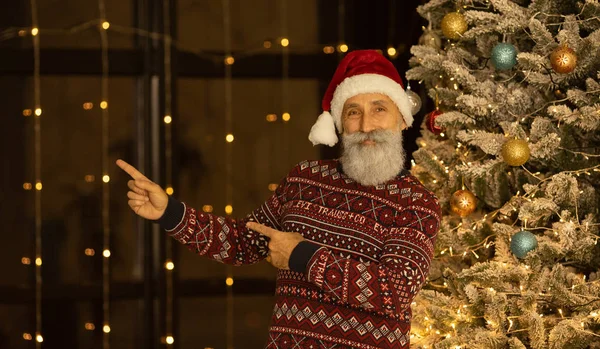 Porträt Des Glücklichen Weihnachtsmannes Seinem Zimmer Hause Der Nähe Des — Stockfoto