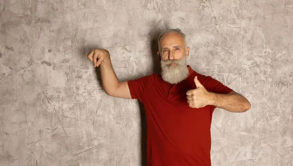 Skägg Senior Man Röd Skjorta Pekar Med Pekfingret Viktig Information — Stockfoto