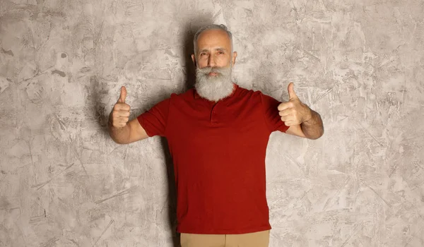 Skägg Senior Man Röd Skjorta Pekar Med Pekfingret Viktig Information — Stockfoto