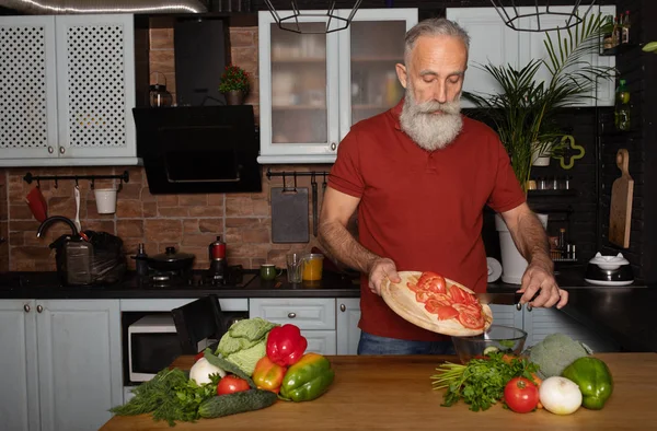 Baard Senior Man Het Bereiden Van Gezonde Smakelijke Salade Keuken — Stockfoto
