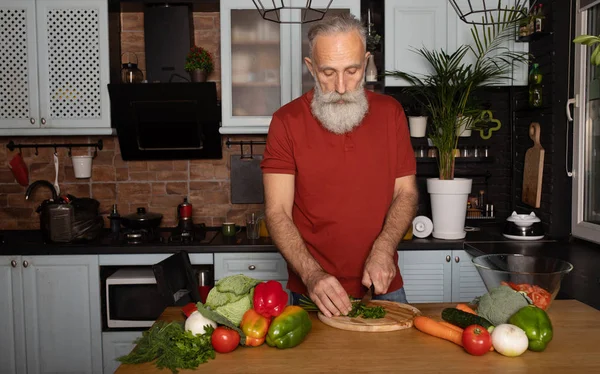 Baard Senior Man Het Bereiden Van Gezonde Smakelijke Salade Keuken — Stockfoto