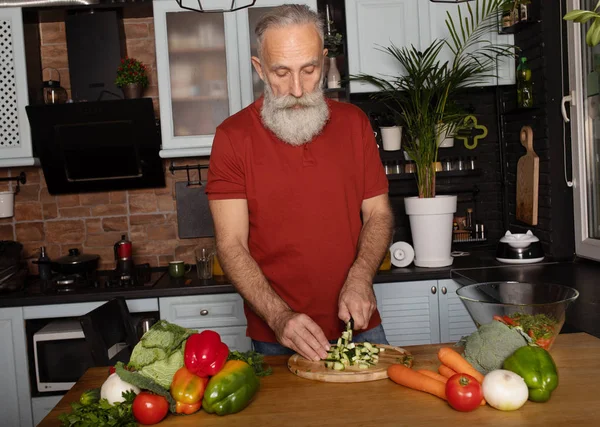 Baard Senior Man Het Bereiden Van Gezonde Smakelijke Salade Keuken — Stockfoto