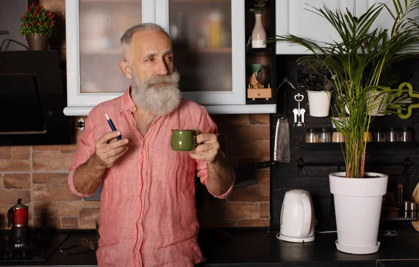 Vooraanzicht Van Bebaarde Senior Man Met Koffiebeker Zijn Keuken — Stockfoto