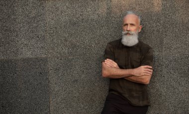 Yakışıklı üst düzey portre - genç ve şık erkekte altmışlı, yaşam tarzı, yaşlılar ve iş ile ilgili kavramlar.