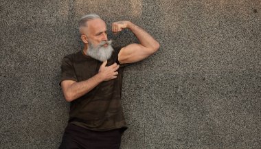 Yaşlı adam kaslarını esnetiyor..