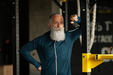 Ciddi olgun erkek yoğun egzersiz spor salonunda geçiriyor.