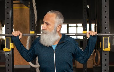 Komuta sizde spor salonunda ağırlık çalışma dışarı giyim.
