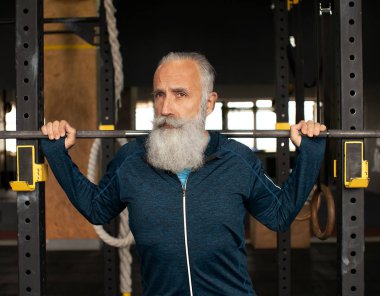 Komuta sizde spor salonunda ağırlık çalışma dışarı giyim.