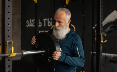 Komuta sizde spor salonunda ağırlık çalışma dışarı giyim.