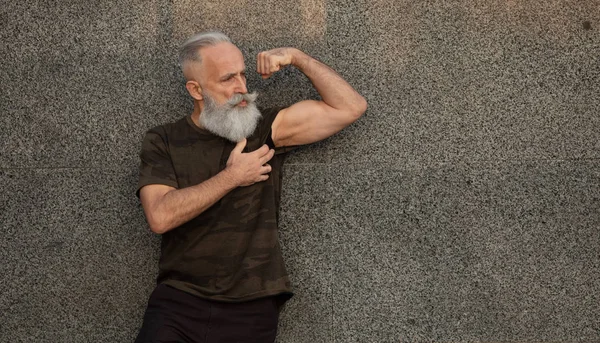 Fit Homme Âgé Fléchissant Ses Biceps — Photo