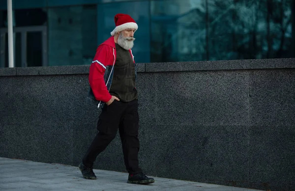 Babbo Natale Piedi Sulla Strada Della Città — Foto Stock