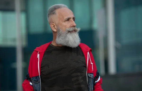 Портрет Взрослого Бородатого Активного Человека Гуляющего Городу — стоковое фото
