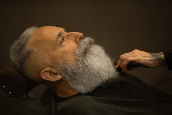 Peluquería Femenina Trabajando Con Cabello Hombre Mayor Peluquería — Foto de Stock