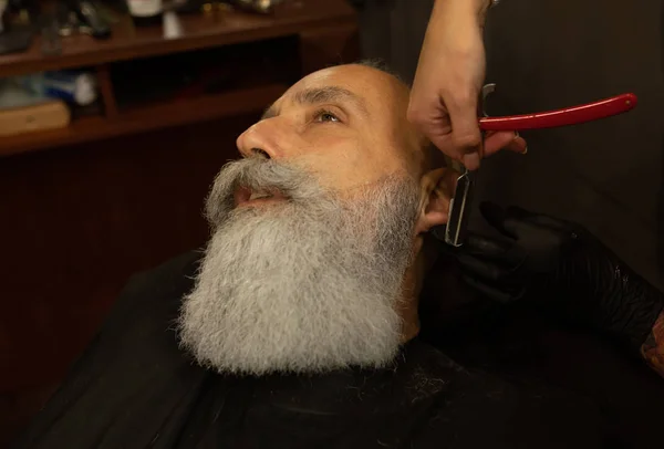 Proceso Afeitado Barbas Barbería Master Hace Cliente Barba Corte Pelo — Foto de Stock