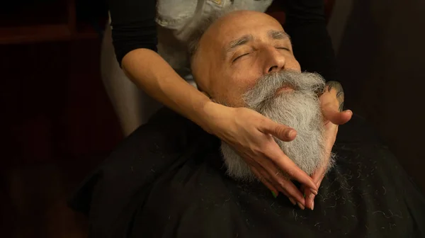 Peluquería Femenina Trabajando Con Cabello Hombre Mayor Peluquería — Foto de Stock