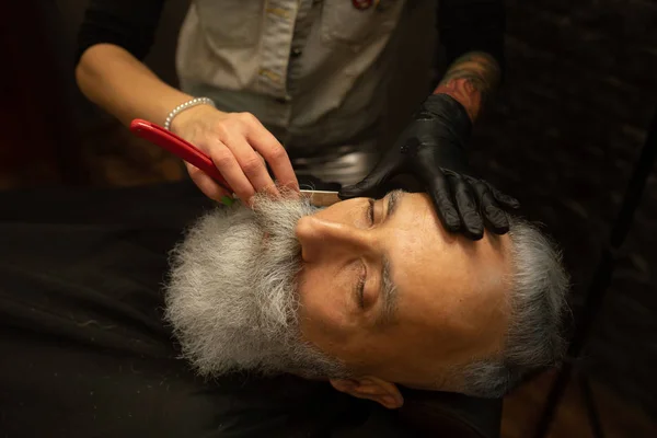 Proceso Afeitado Barbas Barbería Master Hace Cliente Barba Corte Pelo — Foto de Stock