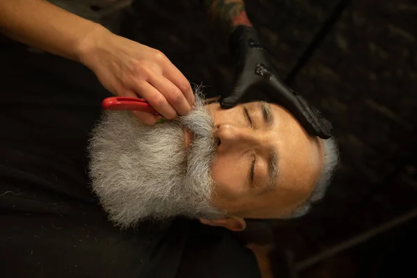 Proceso Afeitado Barbas Barbería Master Hace Cliente Barba Corte Pelo — Foto de Stock