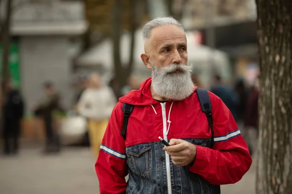 Senior Man Med Skägg Andas Rök Rökning Elektronisk Cigarett Stresslättnad — Stockfoto