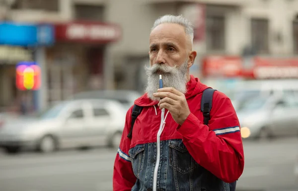 Szakállas Öregember Füstöt Lélegez Elektronikus Cigarettát Szívok Stresszoldó Koncepció Dohányzóeszköz — Stock Fotó