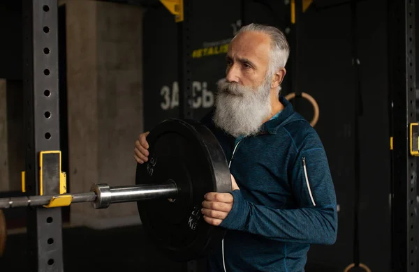 Senior Mann Sportkleidung Trainiert Fitnessstudio Mit Gewichten — Stockfoto
