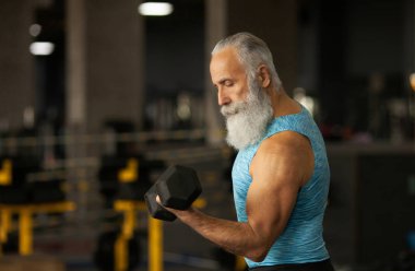 Komuta sizde spor salonunda ağırlık çalışma dışarı giyim.