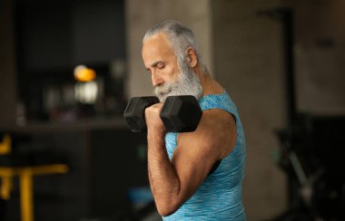 Komuta sizde spor salonunda ağırlık çalışma dışarı giyim.