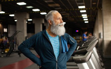 Ciddi olgun erkek yoğun egzersiz spor salonunda geçiriyor.