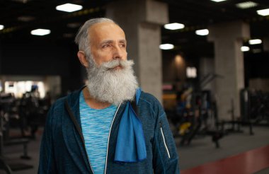 Formda sakallı kıdemli adam antrenmandan sonra dinleniyor..