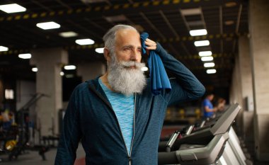 Formda sakallı kıdemli adam antrenmandan sonra dinleniyor..