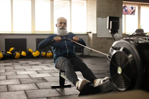 Senior Mann Sportkleidung Trainiert Fitnessstudio Mit Gewichten — Stockfoto