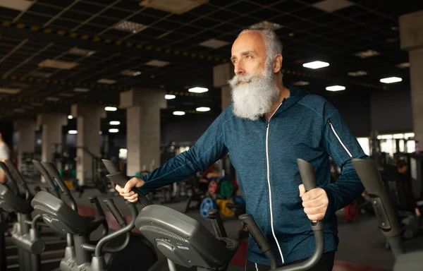 Ein Bärtiger Älterer Mann Auf Einem Laufgerät Fitnessstudio Laufband — Stockfoto