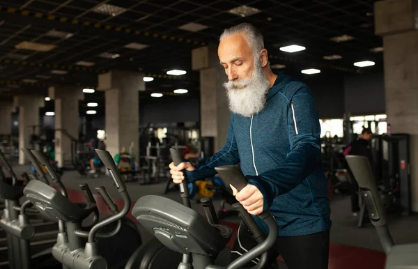 Bearded Senior Man Running Machine Gym Treadmill — Stock Photo, Image