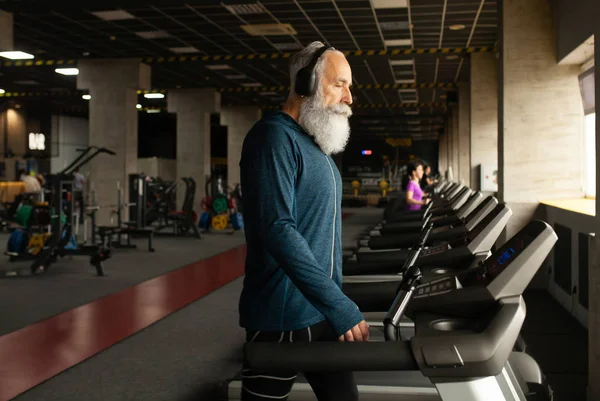 Ein Bärtiger Älterer Mann Auf Einem Laufgerät Fitnessstudio Laufband — Stockfoto