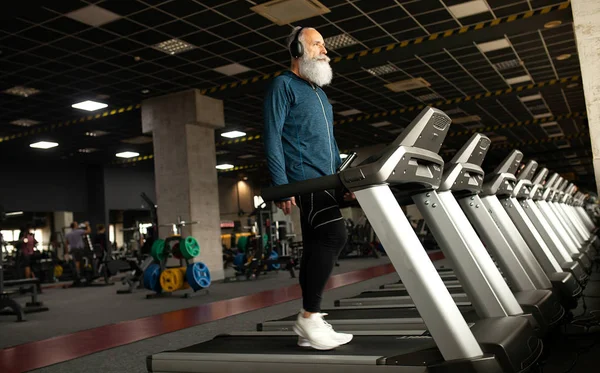 Bearded Senior Man Running Machine Gym Löpband — Stockfoto