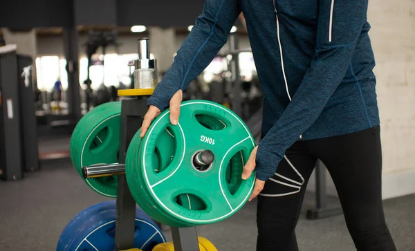 Ciddi olgun erkek yoğun egzersiz spor salonunda geçiriyor.