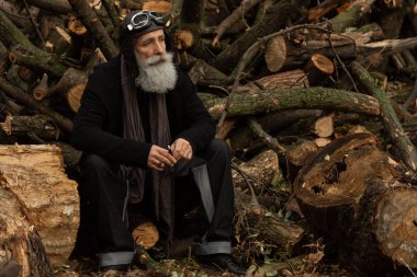 Şapkalı ve gözlüklü bir pilot olarak sakallı kıdemli adam..