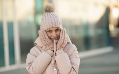 Kışın açık güzel gülümseyen genç kadın. Kış konsepti.