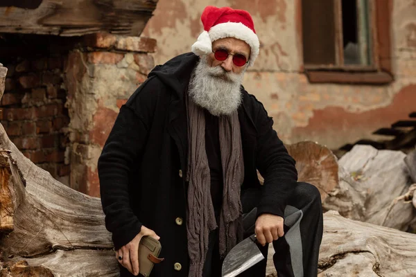 Špatný Santa Chodí Venku Starší Vousatí Muži Červeném Klobouku — Stock fotografie