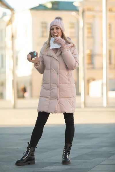 Hermosa Mujer Joven Sonriente Ropa Abrigo Con Taza Caliente Café — Foto de Stock
