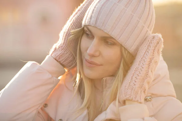 一个戴着粉色针织帽子和手套的漂亮年轻模特的画像 美丽而自然的金发女人 戴着针织手套 — 图库照片