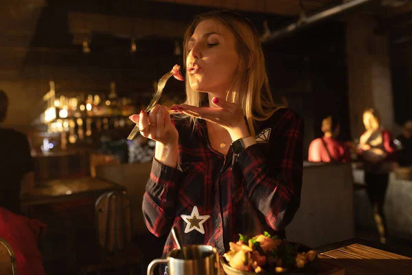 Mujer Positiva Comiendo Ensalada Acogedora Cafetería — Foto de Stock