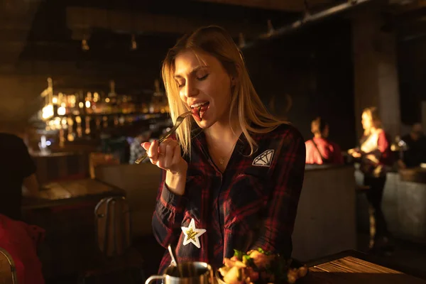 Mujer Positiva Comiendo Ensalada Acogedora Cafetería — Foto de Stock