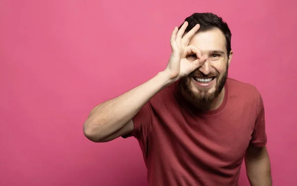 Retrato Jovem Barbudo Bonito Rindo Fundo Rosa — Fotografia de Stock