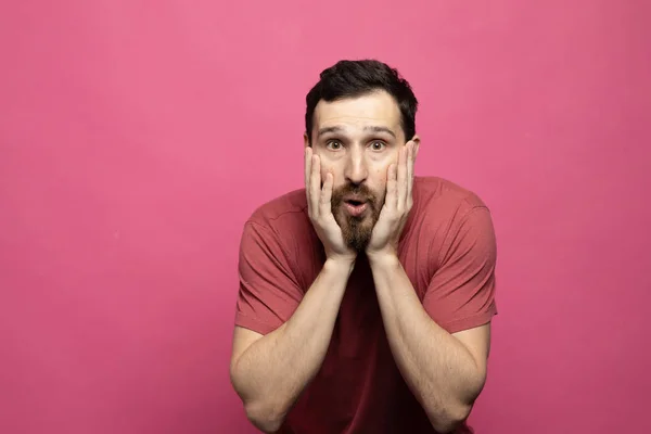 Homem Barbudo Com Expressão Chocada Espantada Isolada Fundo Rosa — Fotografia de Stock