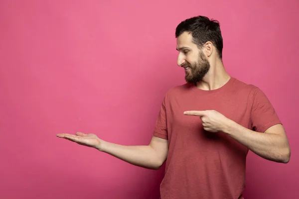 Casual Klädd Ung Skäggig Man Rosa Shirt Pekar Isolerad Rosa — Stockfoto