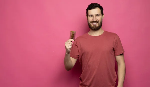 Retrato Jovem Feliz Atraente Hipster Masculino Olhar Confiante Segurando Pente — Fotografia de Stock