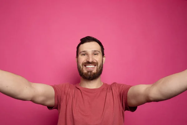 Close Portrait Cheerful Bearded Man Taking Selfie Pink Background — Stok fotoğraf