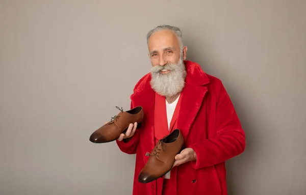 Bearded Senior Businessman Red Fur Coat Standing Grey Background Holding — Stok fotoğraf