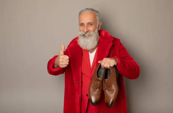 Bearded Senior Businessman Red Fur Coat Standing Grey Background Holding — Stok fotoğraf
