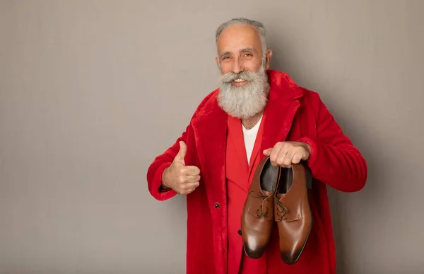Barbudo Empresário Sênior Pelagem Vermelha Fundo Cinza Segurando Calçados Moda — Fotografia de Stock